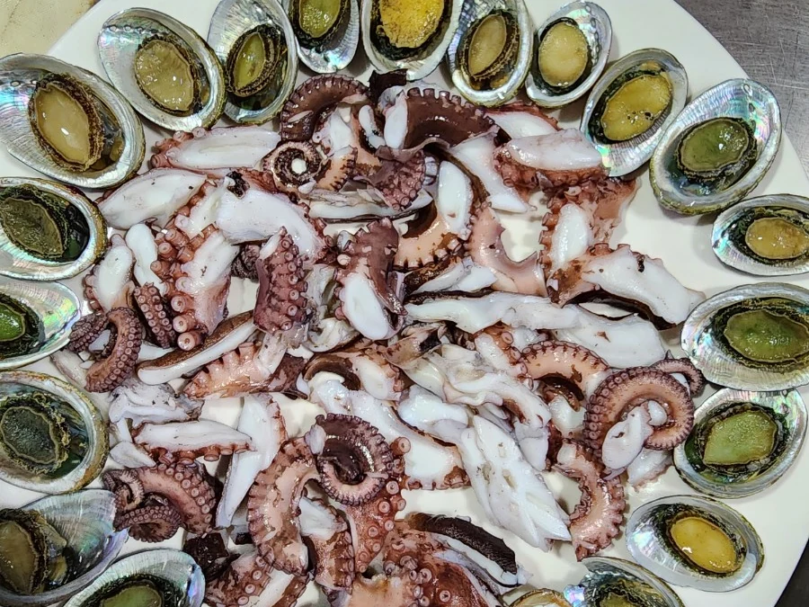 문어와 조개가 담긴 해산물 접시 참고 사진